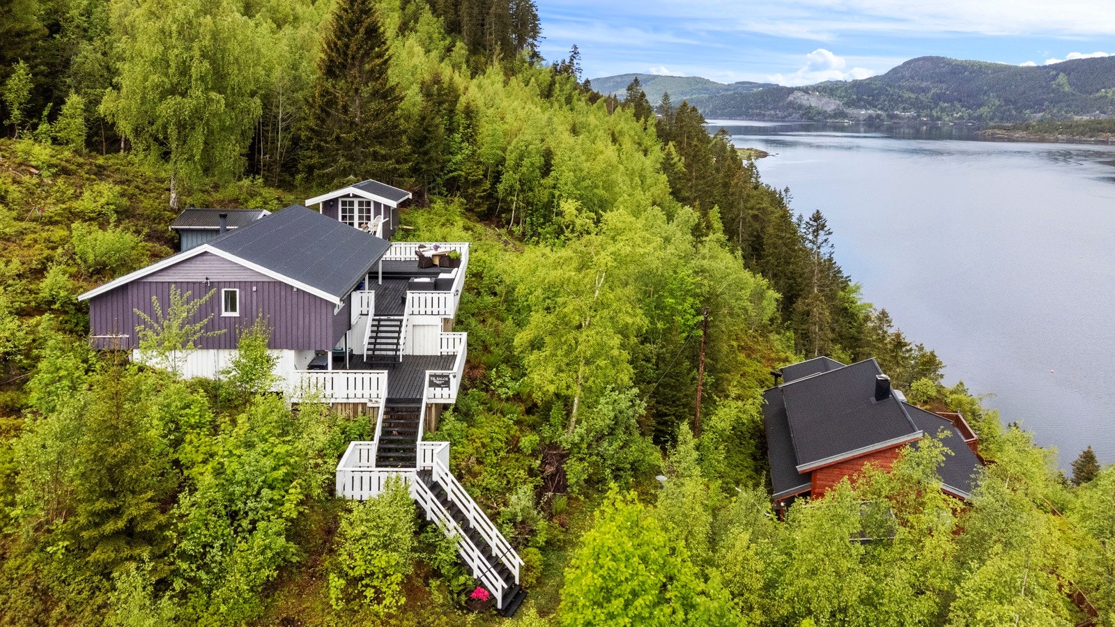 Romslig eiet tomt på ca. 1,7 mål. Galleribilde