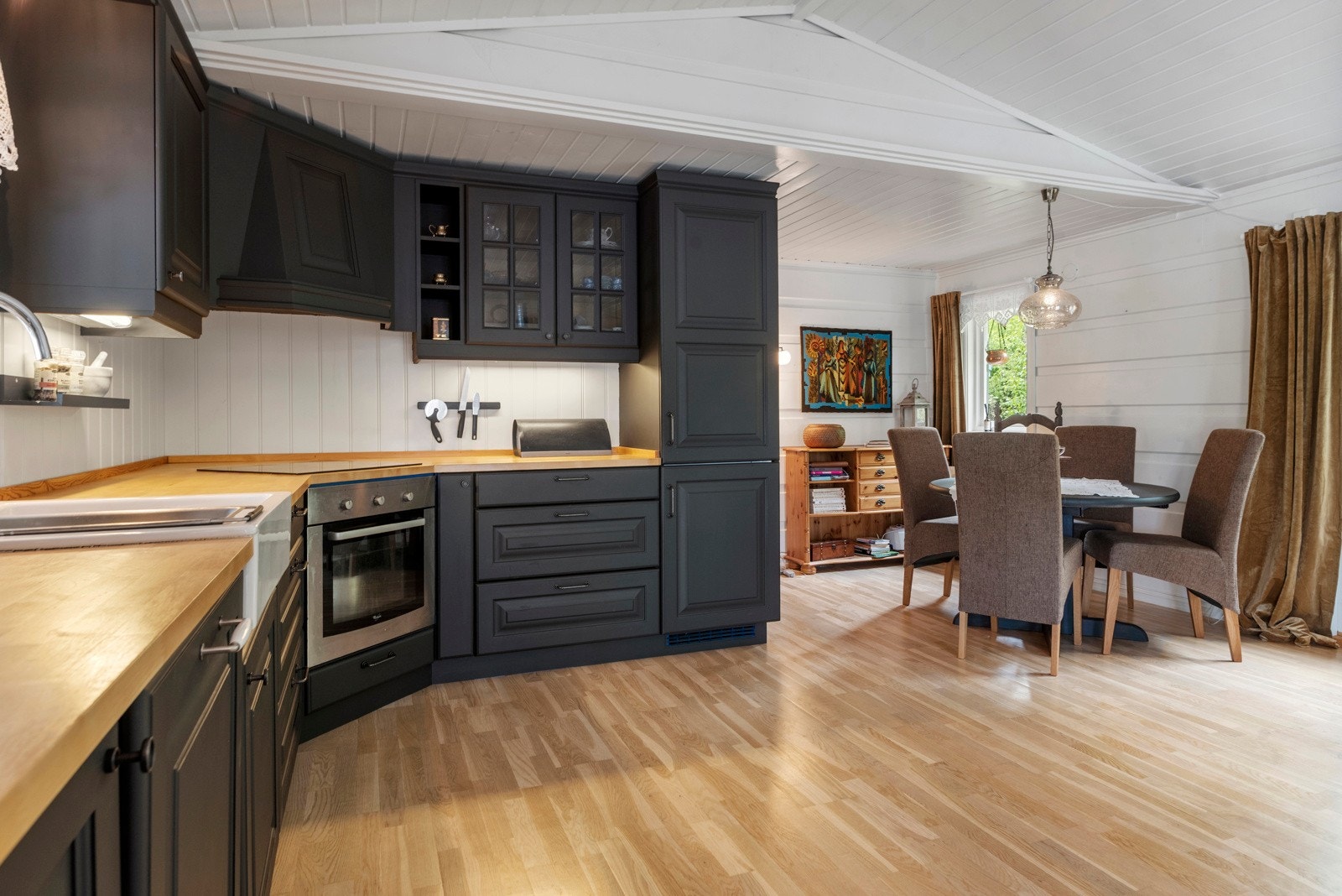 Nyere oppvaskmaskin fra ca. 2020 og nytt kombinert kjøle og fryseskap egnet for vinter og frost. Galleribilde