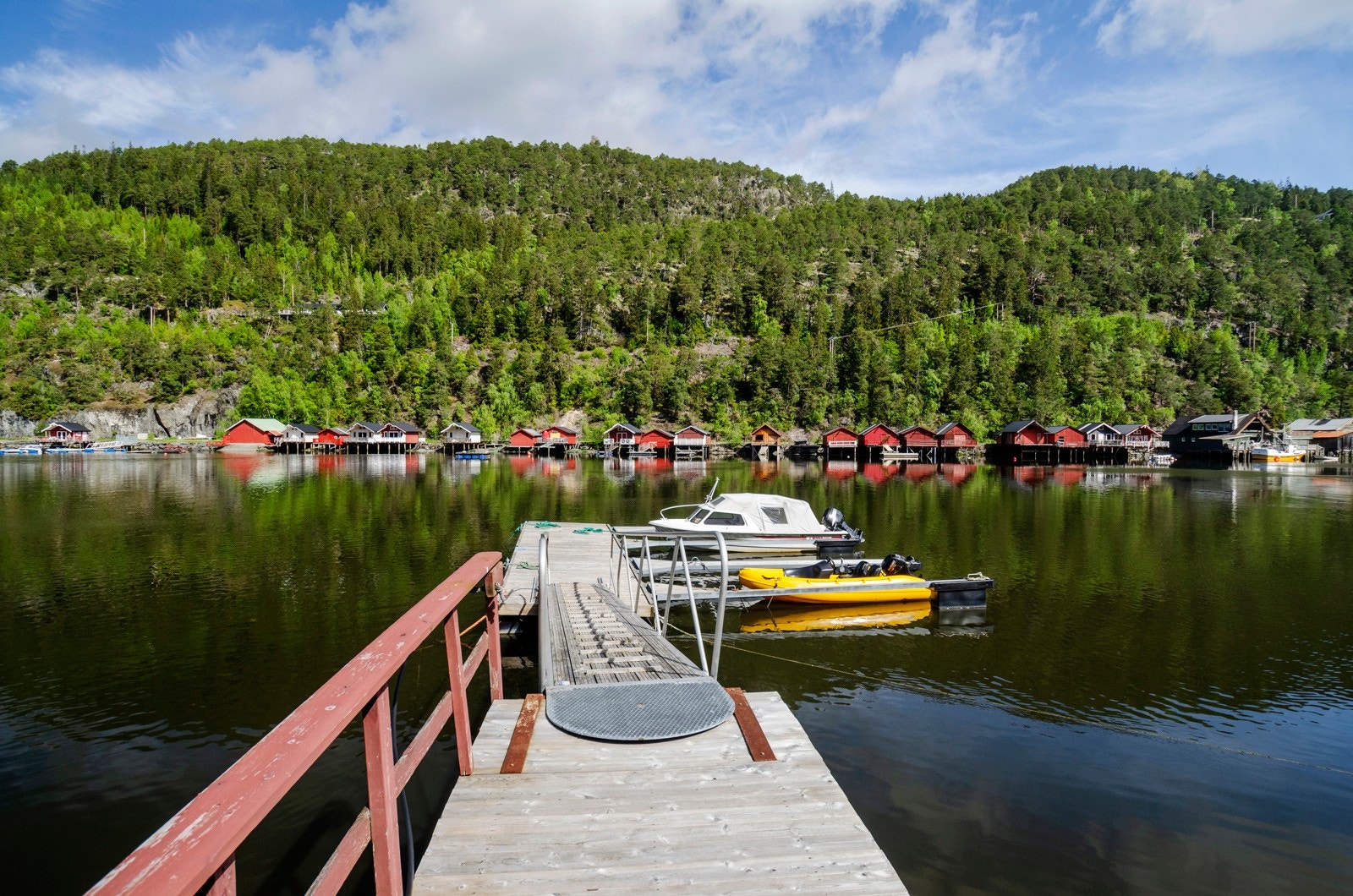 Selger opplyser om tilgang til felleseid brygge med egen båtplass. Galleribilde