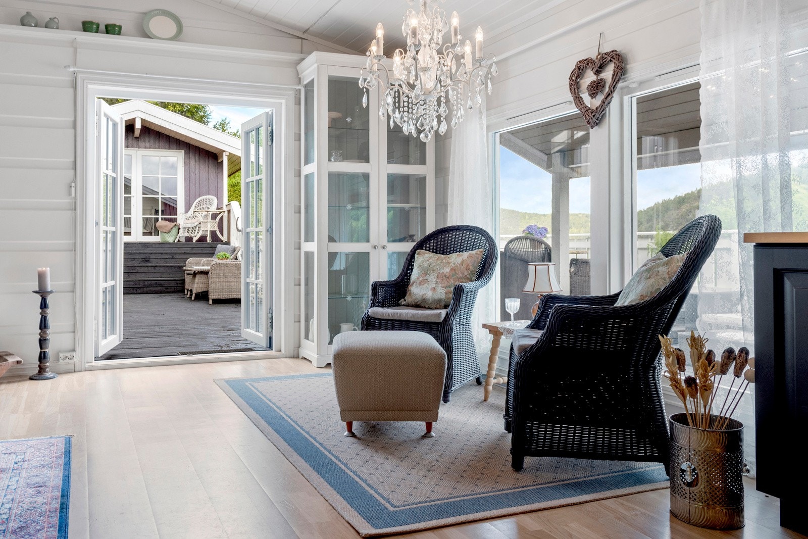 Store vindusflater gir rikelig med lysinnslipp. Galleribilde