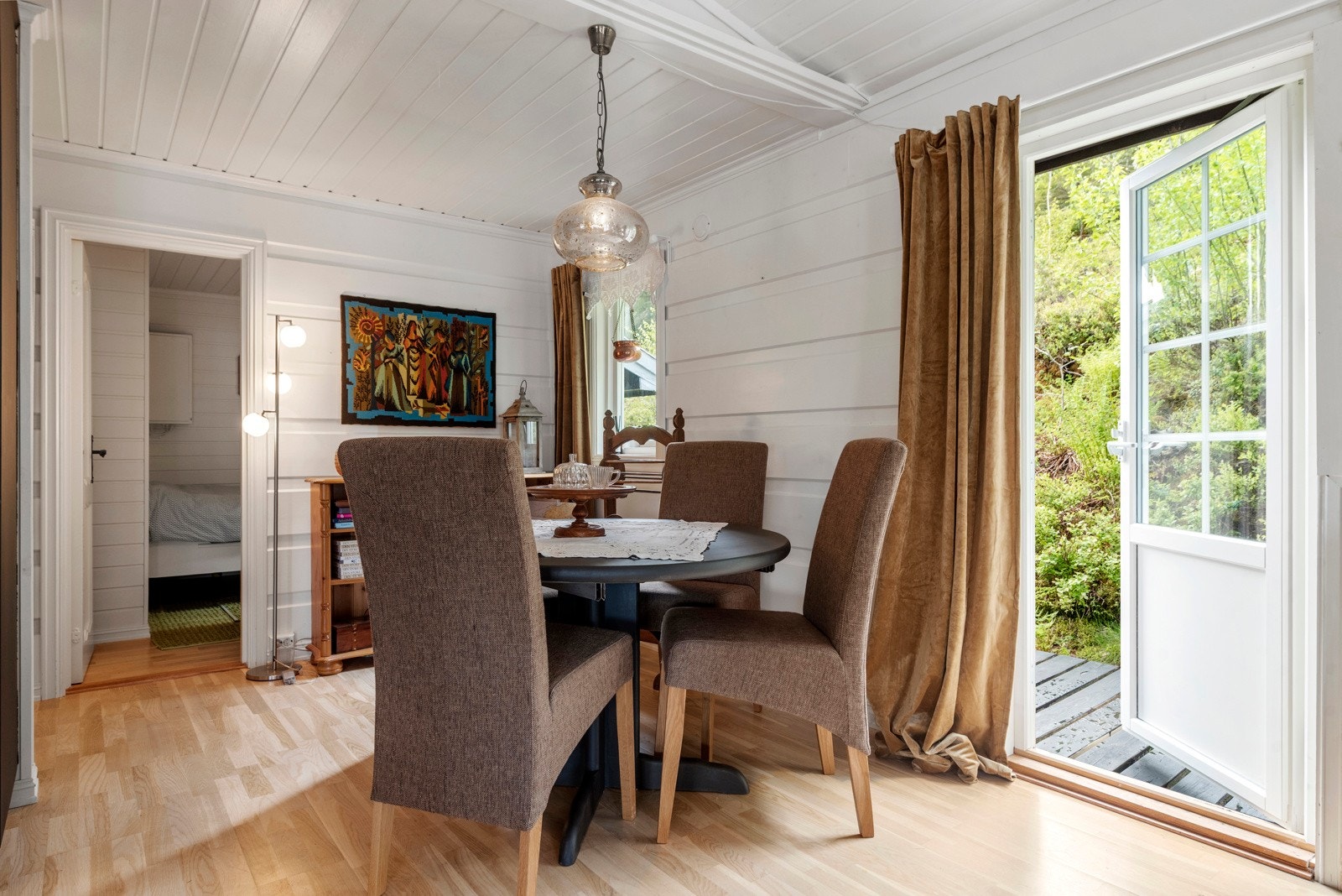 Herfra har du utgang til terrasse på baksiden av hytten. I enden finner du også en utedo. Galleribilde