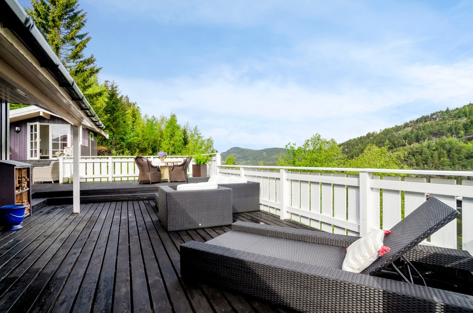 Taket på hytten er bygd utover slik at man kan oppbevare f.eks. grill og putekasser under tak. Galleribilde