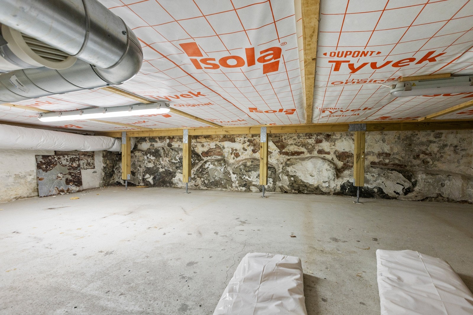 I entréen/gangen er det en luke med trapp ned til et praktisk kjellerrom på ca. 49 m² (takhøyde på 92/100 cm) for ekstra god oppbevaringsplass. Galleribilde