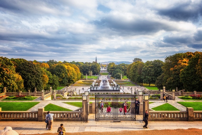 Vakre Frognerparken med skulpturanlegget i Vigelandsparken ligger i kort gangavstand fra leiligheten og er et mye besøkt rekreasjonsområde. Galleribilde