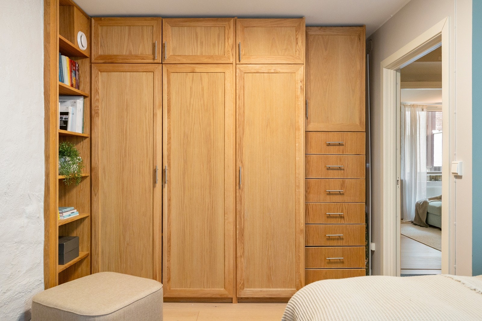 Hovedsoverommet har skreddersydd garderobeinnredning utført av møbelsnekker. Dette er et flott smykke i rommet! Galleribilde