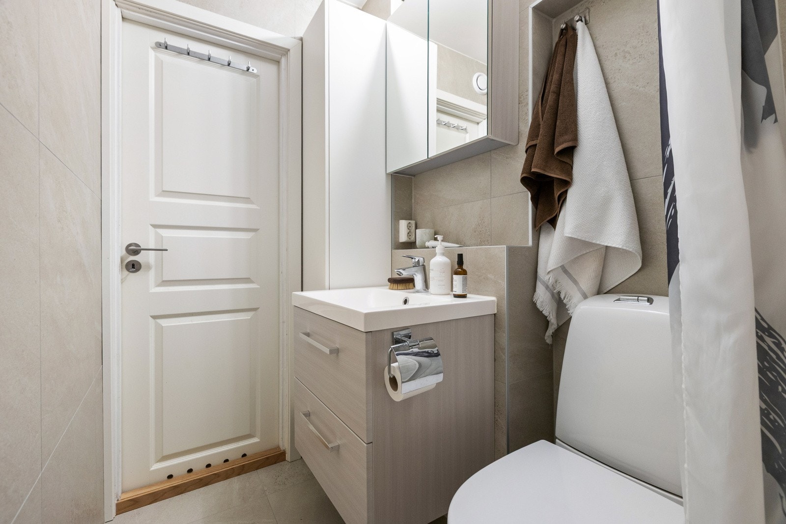 Delikat og innbydende flislagt baderom som ble pusset opp i 2021 med gulvvarme og lekre flisvalg. Galleribilde