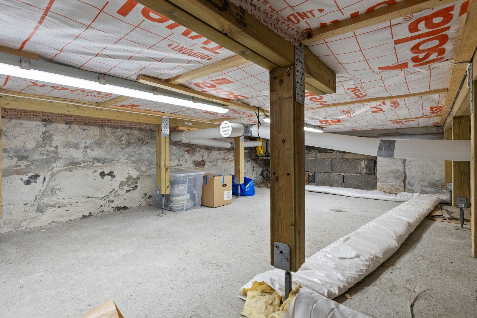 I tillegg til gode oppbevaringsmuligheter i tilknyttet krypkjeller, medfølger det en loftsbod på ca. 4 m² i gulvareal. Galleribilde