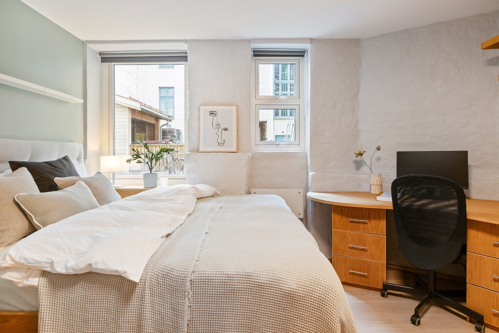 Hoverommet har også plassbygd skrivebord/arbeidsbenk for hjemmekontor eller andre hobbyer. Galleribilde