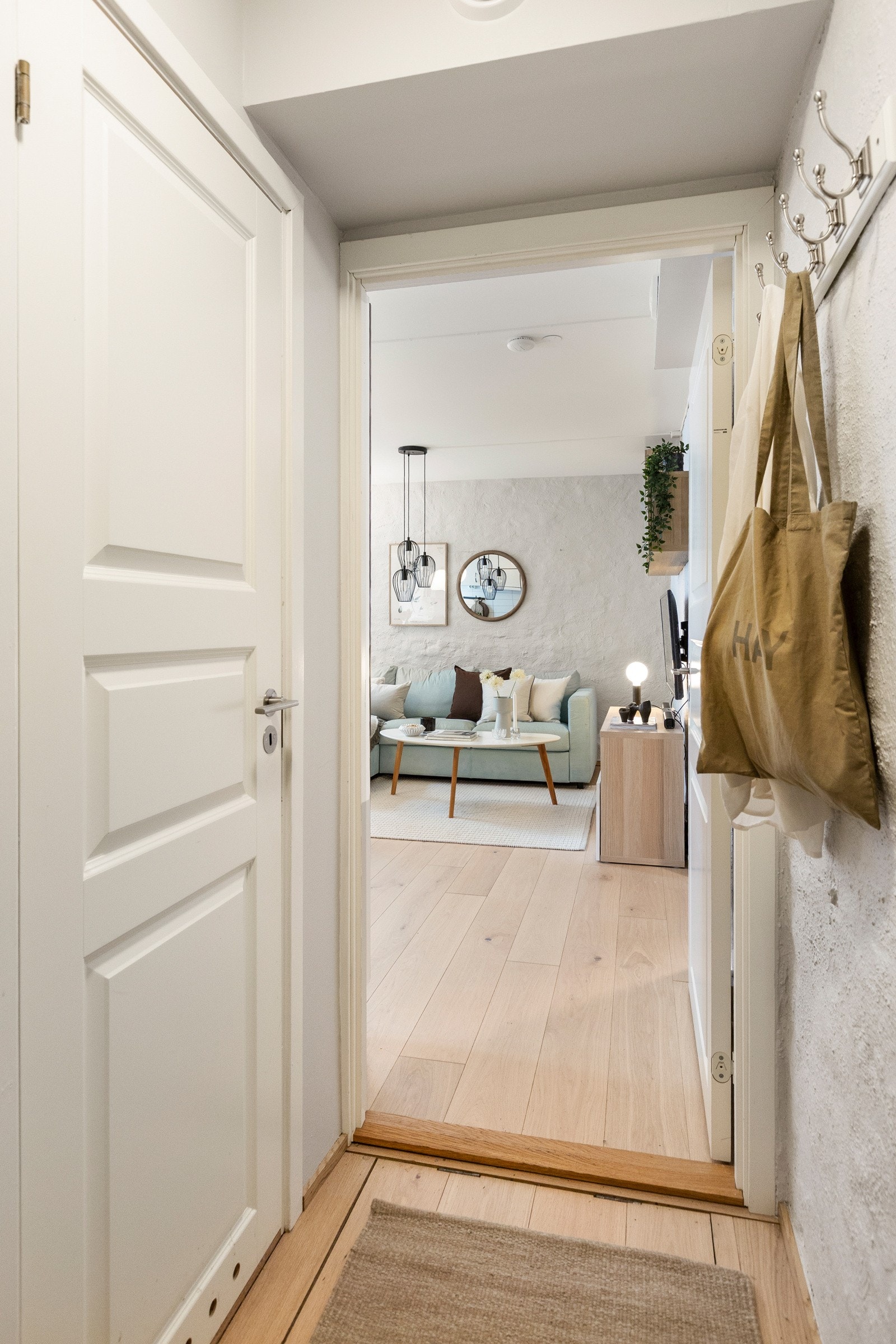 Lys og fin entré/gang med plass til oppbevaring av oppheng av uttertøy. Galleribilde