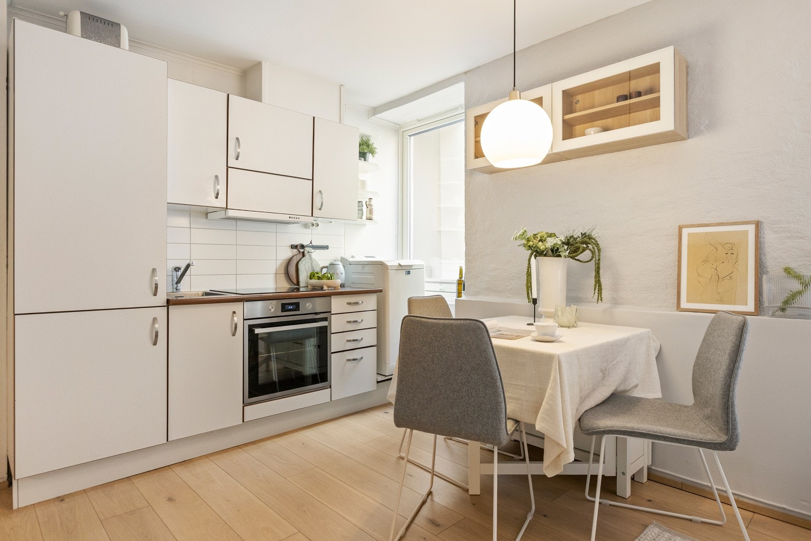 Kjøkkenet er utstyrt med helintegrerte hvitevarer som integrert induksjonsplatetopp, stekeovn og kjøleskap. Det er også montert en oppvaskmaskin (bankmodell) i høyskap og det foreligger opplegg for vaskemaskin. Galleribilde