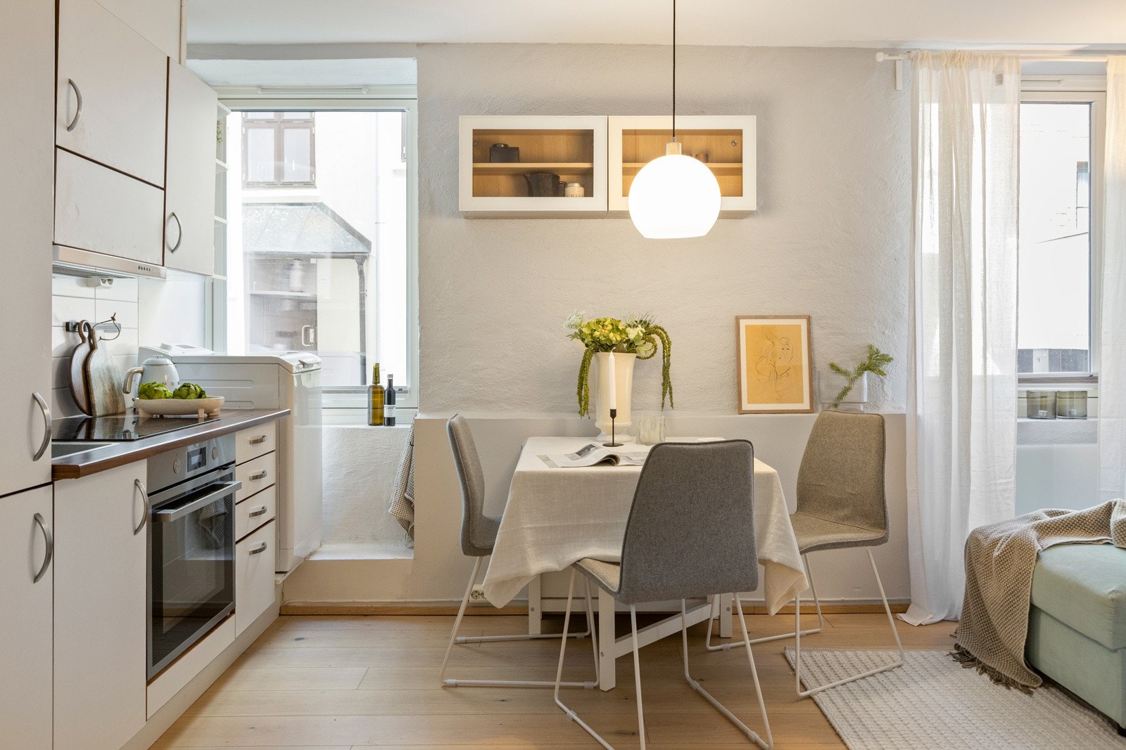 Leiligheten har en åpen kjøkkenløsning mot stuen med en stilren kjøkkeninnredning fra 2010/2011 levert av kvalitetsleverandøren HTH. Galleribilde