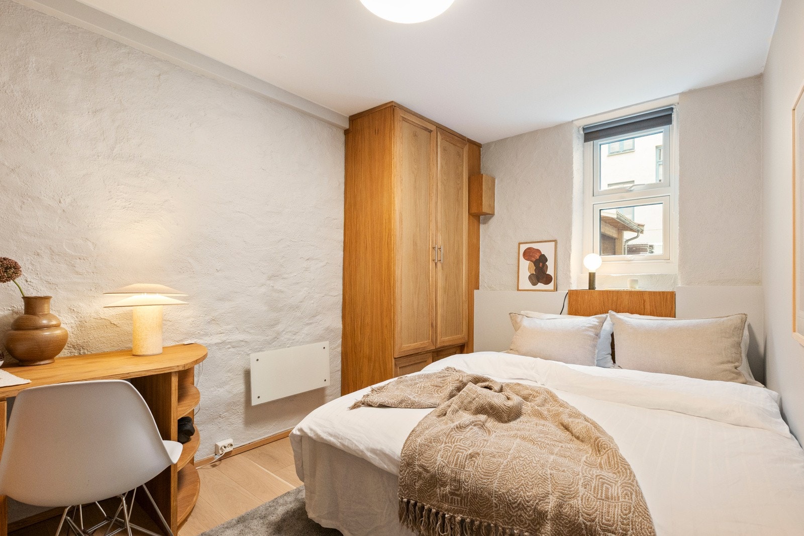 Soverom 2: Soverom av god størrelse med smarte, skreddersyddeløsninger for innredning, samt god plass til dobbeltseng, nattbord og annet møblement. Galleribilde