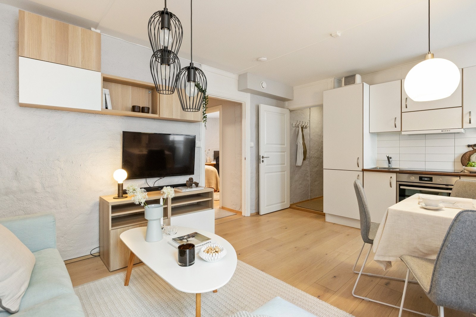 Lys og luftig stue med store vindusflater som slipper inn godt med naturlig lys. Galleribilde