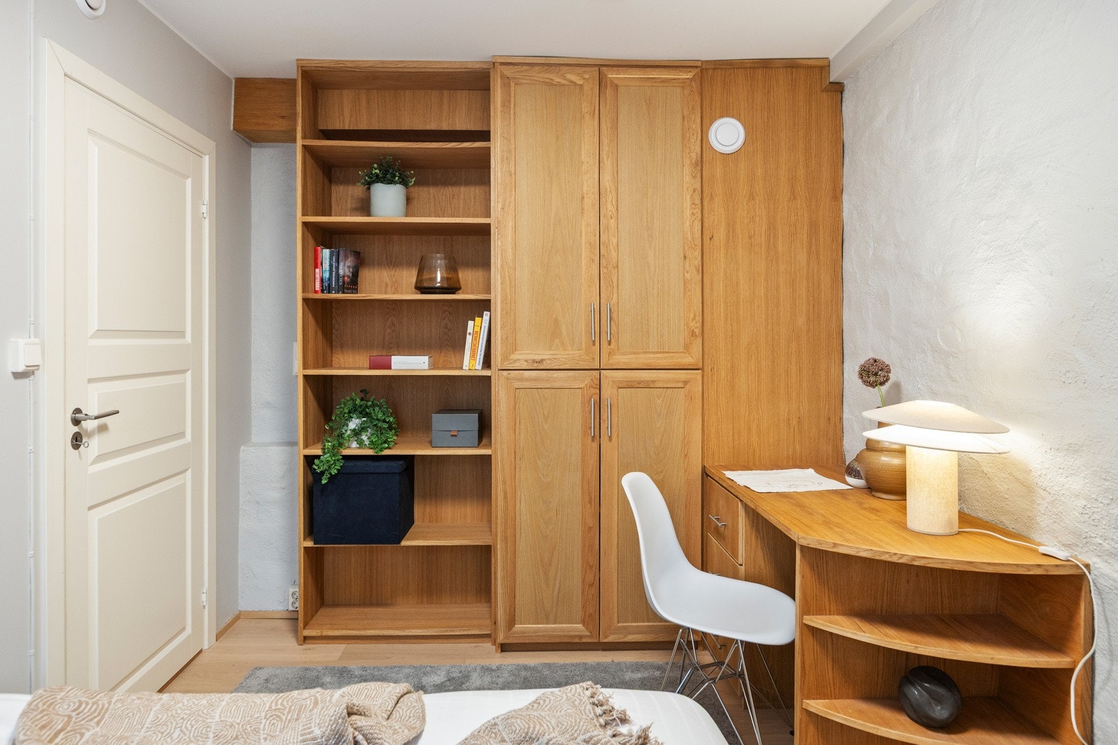 Begge soverommene har skreddersydde innredninger og kontorløsninger utført av møbelsnekker! Galleribilde