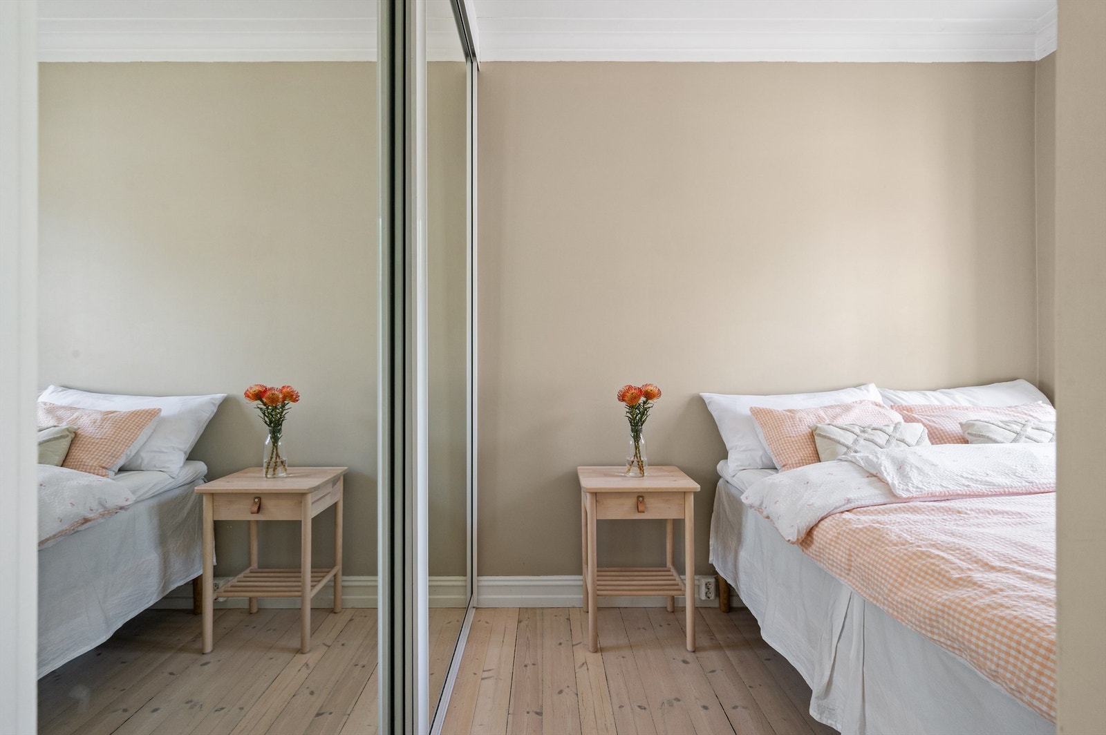 Plass til dobbeltseng og tilhørende nattbord samt rikelig med plass til oppbevaring i medfølgende skyvedørsgarderobe med speilfronter. Galleribilde