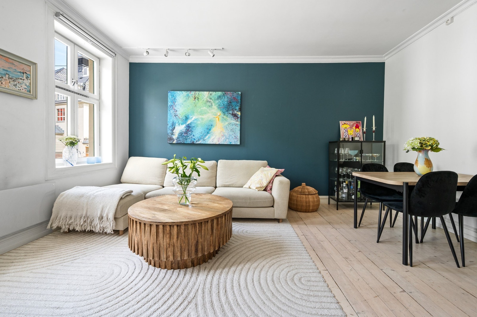 Åpen og hyggelig stue med store vindusflater som slipper inn rikelig med naturlig dagslys. Galleribilde