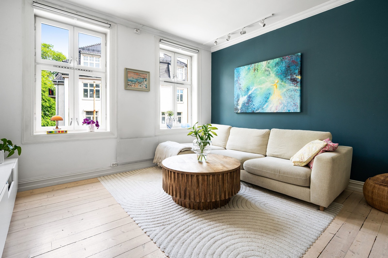 Fin utsikt mot grønne omgivelser fra stuen. Galleribilde