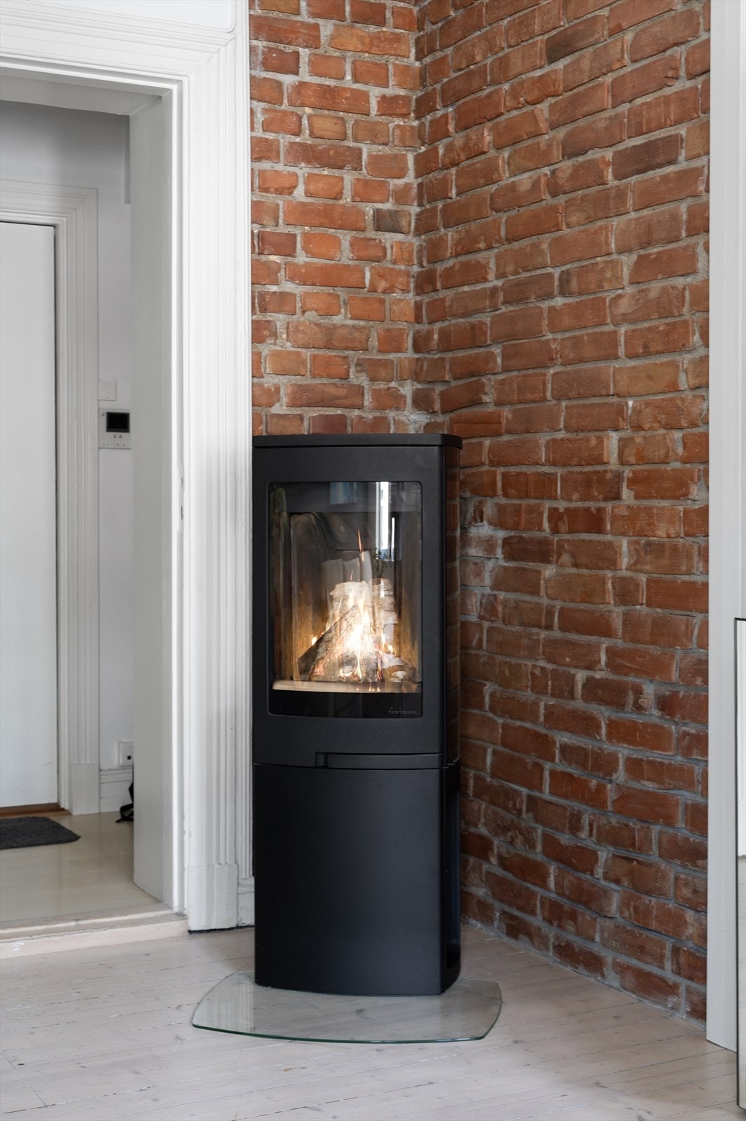 Det er montert en peisovn som varmer godt på kalde høst- og vinterdager. Galleribilde