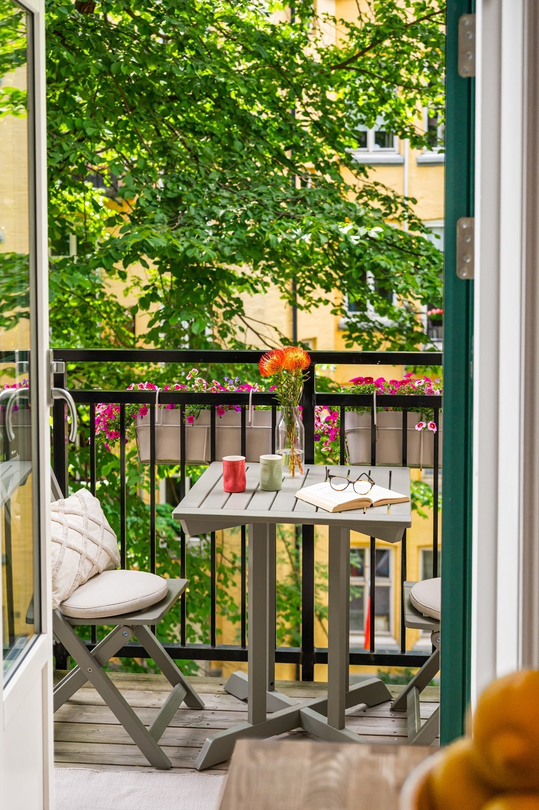 Utsyn mot balkongen. Galleribilde