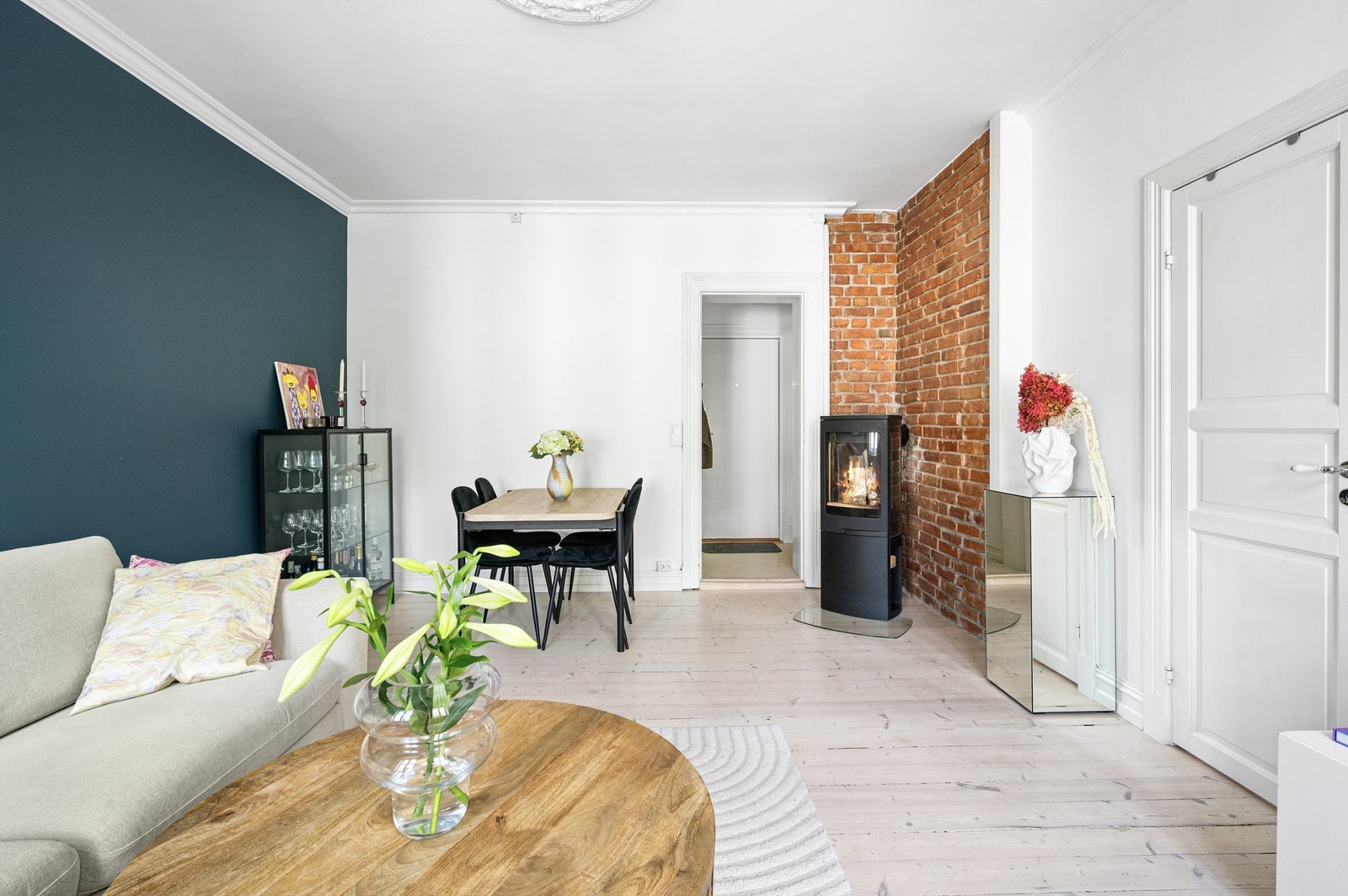 Her er det god plass til spisebord, sofagruppe, tilhørende salongbord og tv-seksjon. Rommet kan enkelt innredes etter eget ønske og behov. Galleribilde