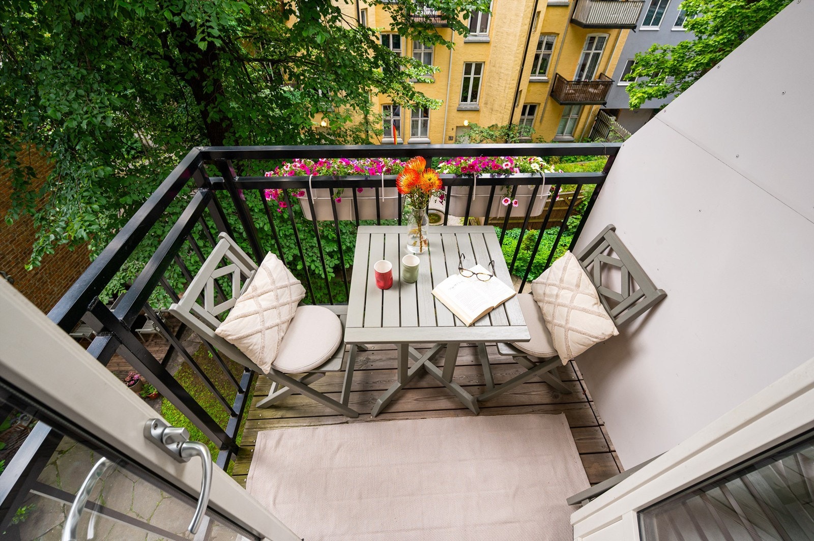 Balkongen er sydvendt. Et hyggelig uterom med fredelig utsyn. Galleribilde