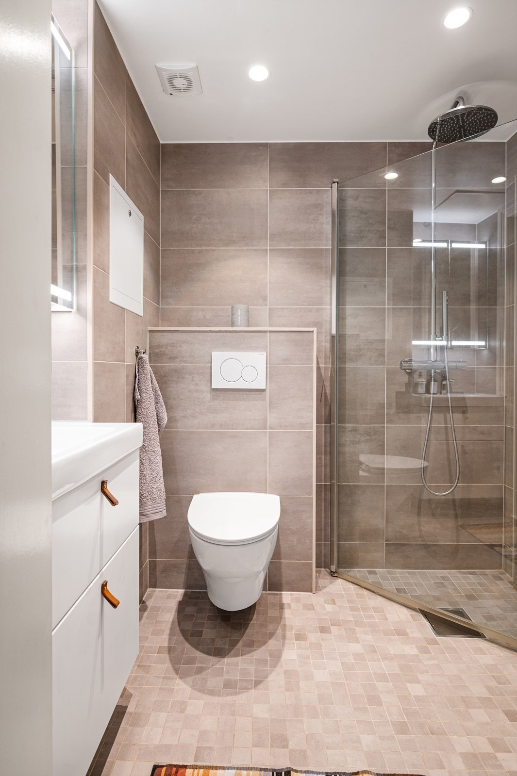 Eget dusjhjørne med innfellbare glassdører. Galleribilde