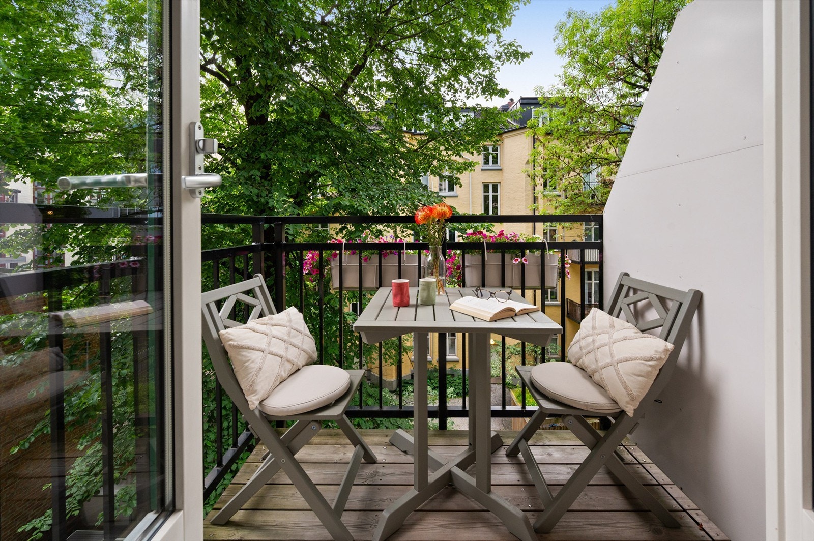 Leiligheten har balkong som i sin helhet vender mot rolig bakgård. Galleribilde