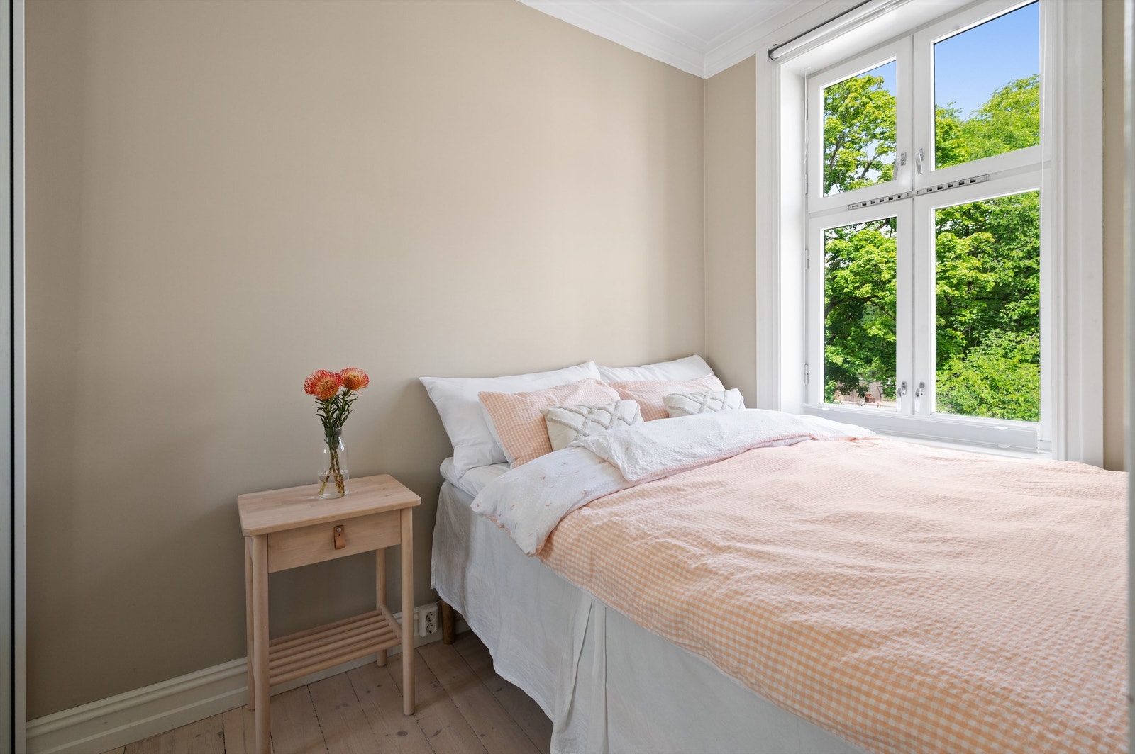 Soverommet er av god størrelse og er malt i en rolig og behagelig farge som skaper en god atmosfære. Galleribilde