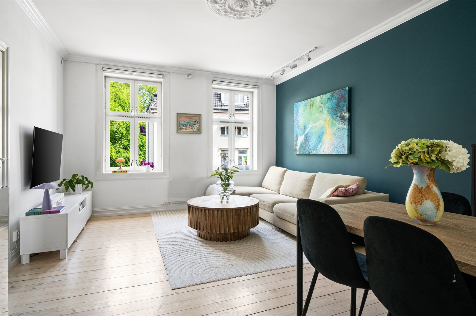 En lys og innbyende 2-roms selveier i klassisk bygård på Grünerløkka. Galleribilde