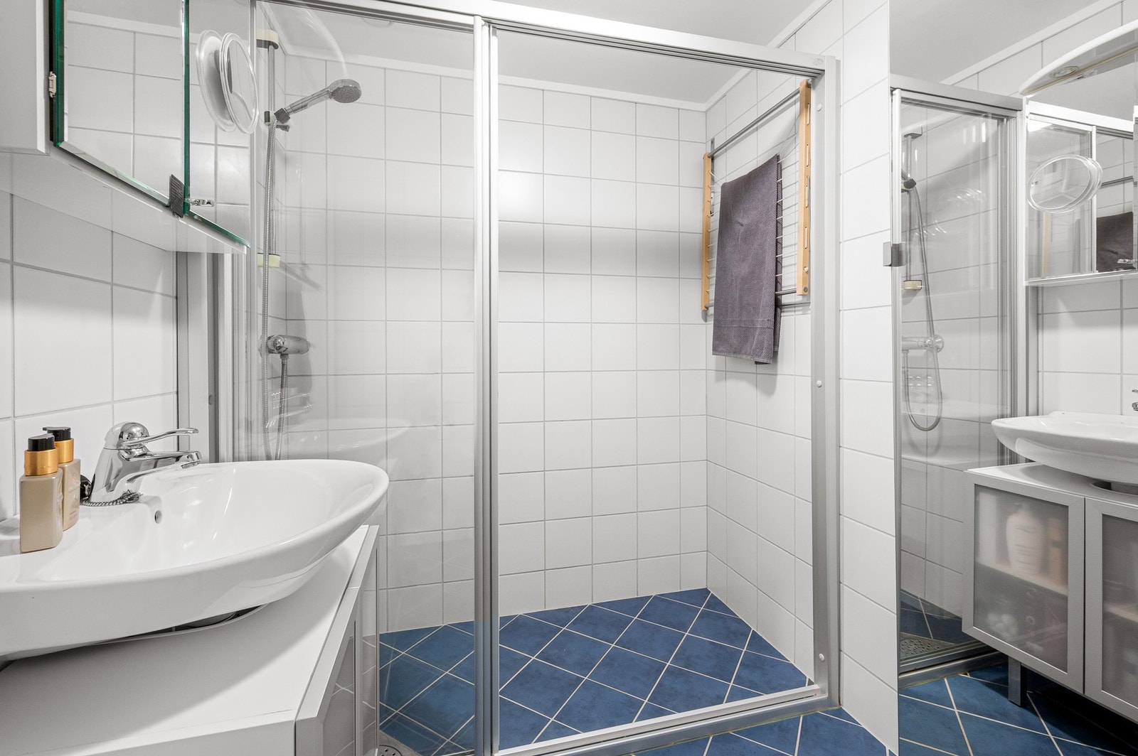 Badet er utstyrt med dusjnisje med glassdører og har opplegg for vaskemaskin. Galleribilde