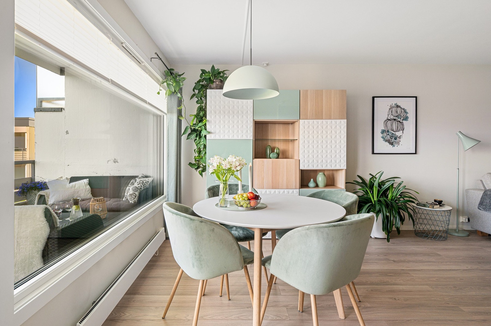 Det er plass til en koselig spisestue i forlengelsen av stuen. Galleribilde