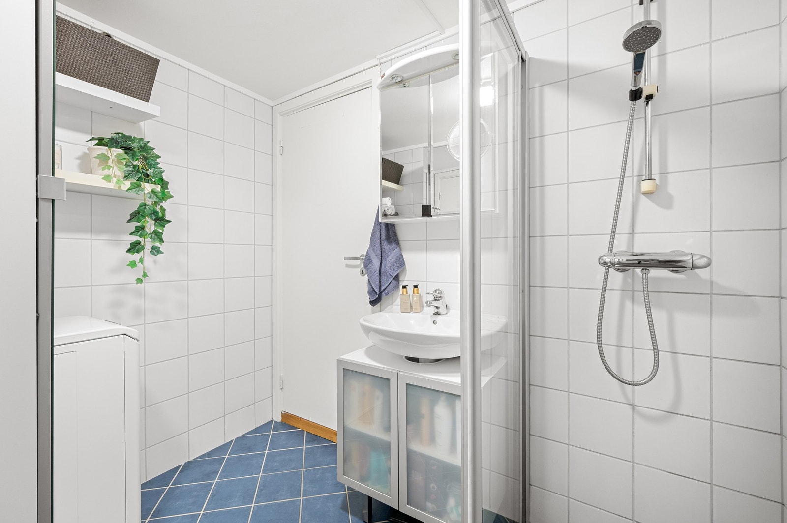 Flislagt baderom med varmekabler i gulvet og mekanisk avtrekk. Galleribilde