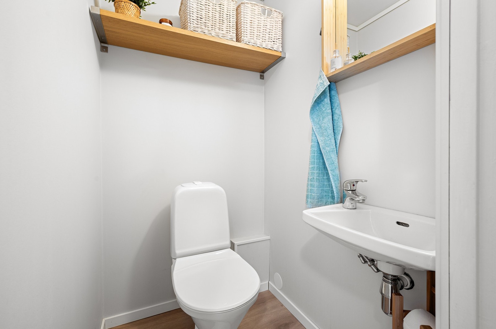 Vegg i vegg med badet finner vi toalettrommet. Galleribilde
