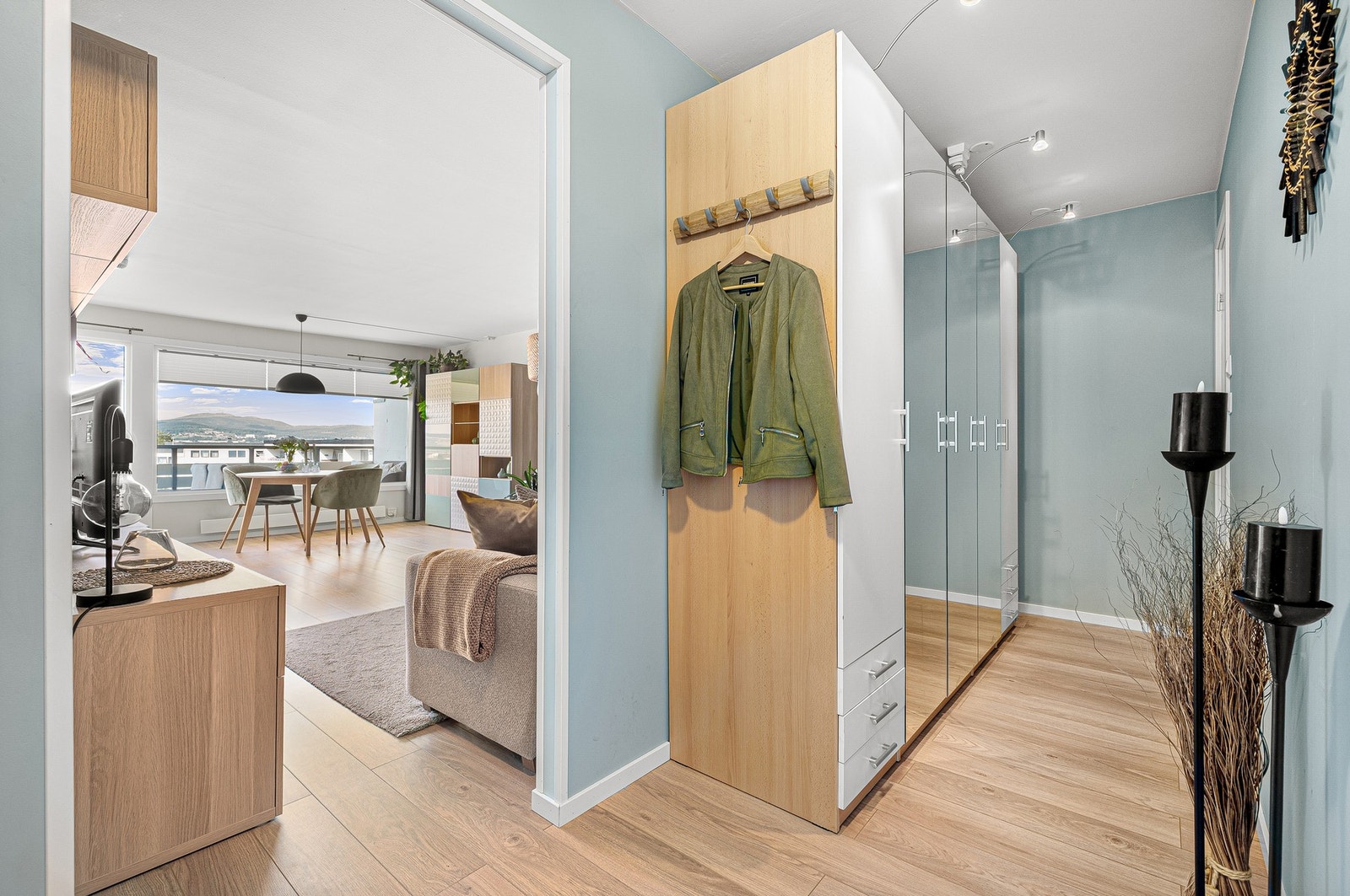 Inngangspartiet er utstyrt med en praktisk garderobe som medfølger salget. Galleribilde