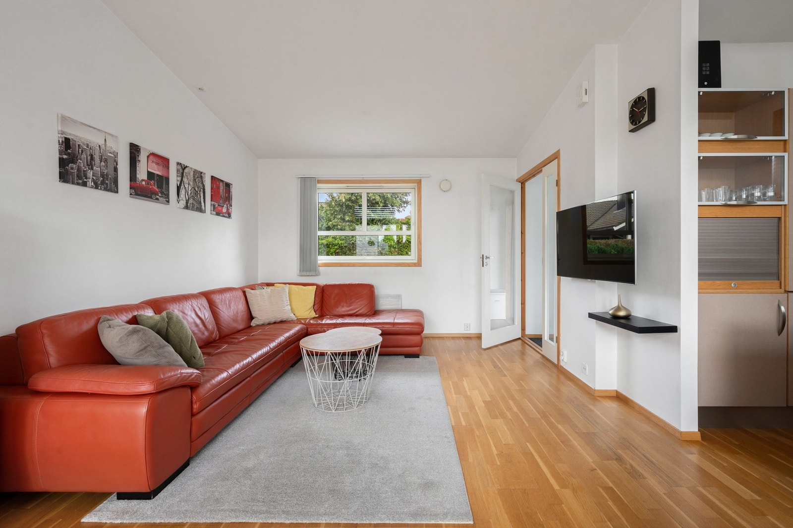 I stue er det parkett på gulv og lyse veggflater. Det er god plass til både stor salong og spisebord. Kjøkken er plassert i åpen løsning mot stue, som gir en sosial og fin romløsning. Galleribilde