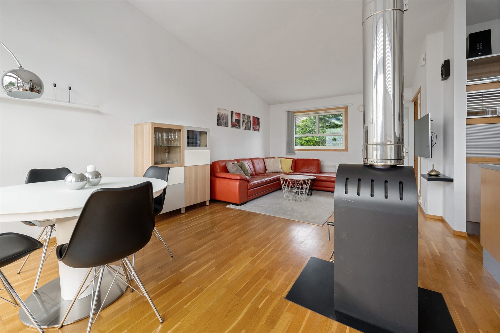 Det er god plass til både stor salong og spisebord. Kjøkken er plassert i åpen løsning mot stue, som gir en sosial og fin romløsning. Galleribilde