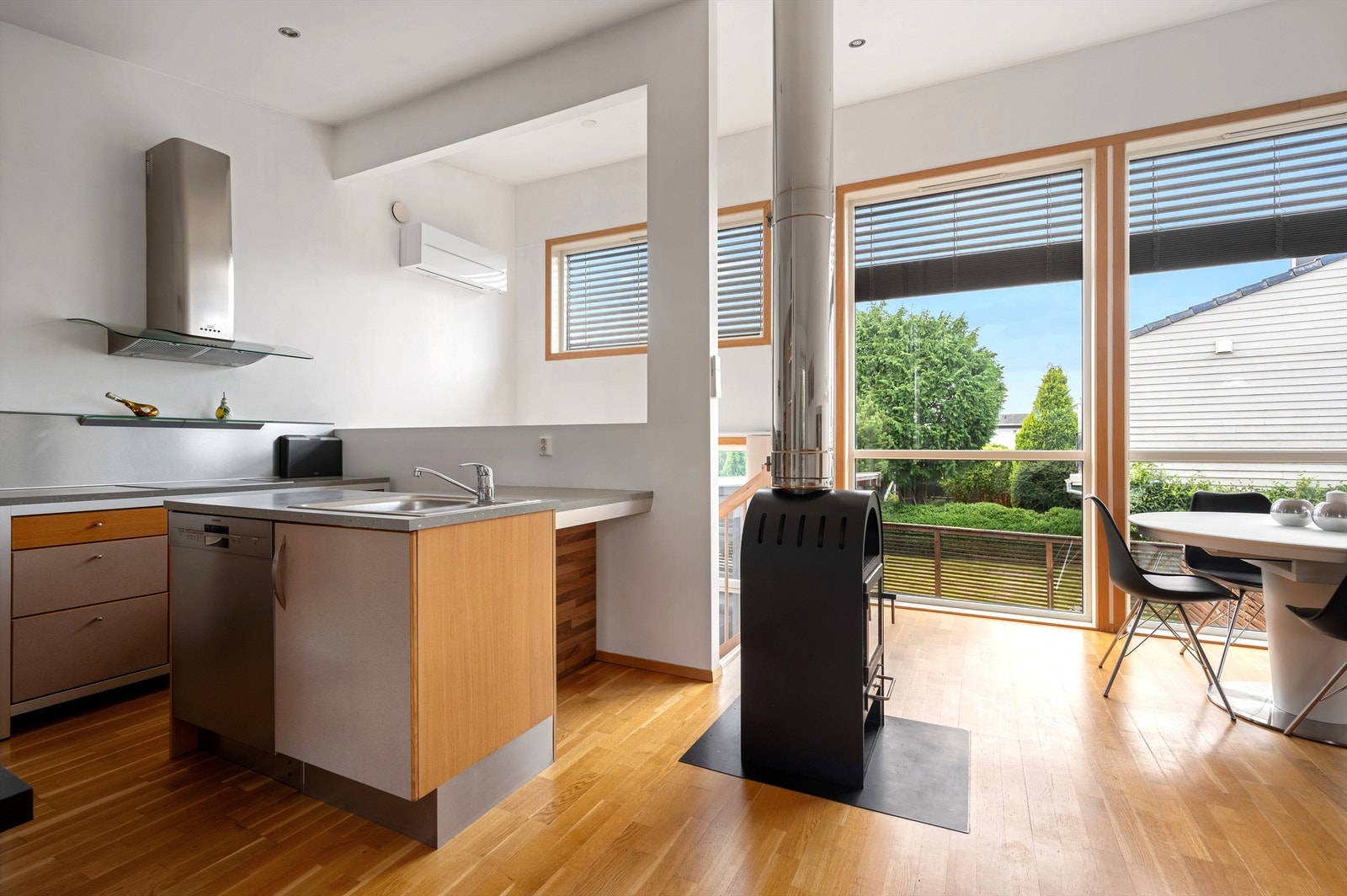 Den gode takhøyden og de mange vindusflatene gir godt med gjennomlys i boligen. Galleribilde