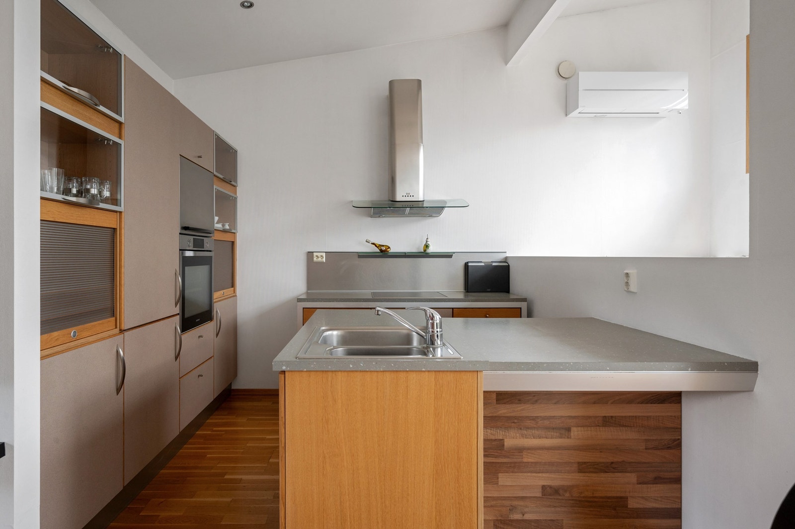 Tidløs kjøkkeninnredning fra HTH med god oppbevaring i skuffer og skap, samt gode arbeidsflater på benk. Galleribilde