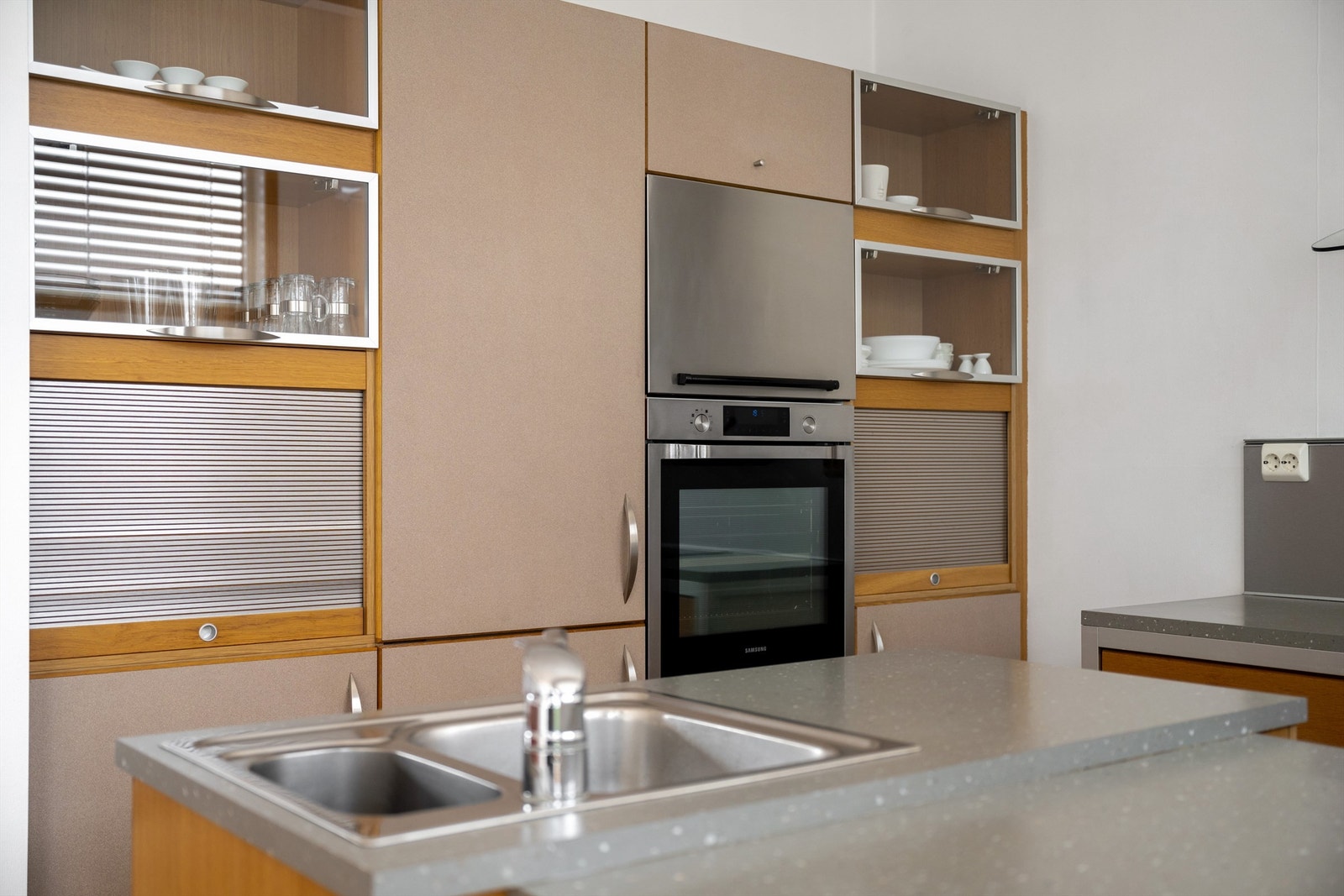 Kjøkken i beige fargetoner. Galleribilde