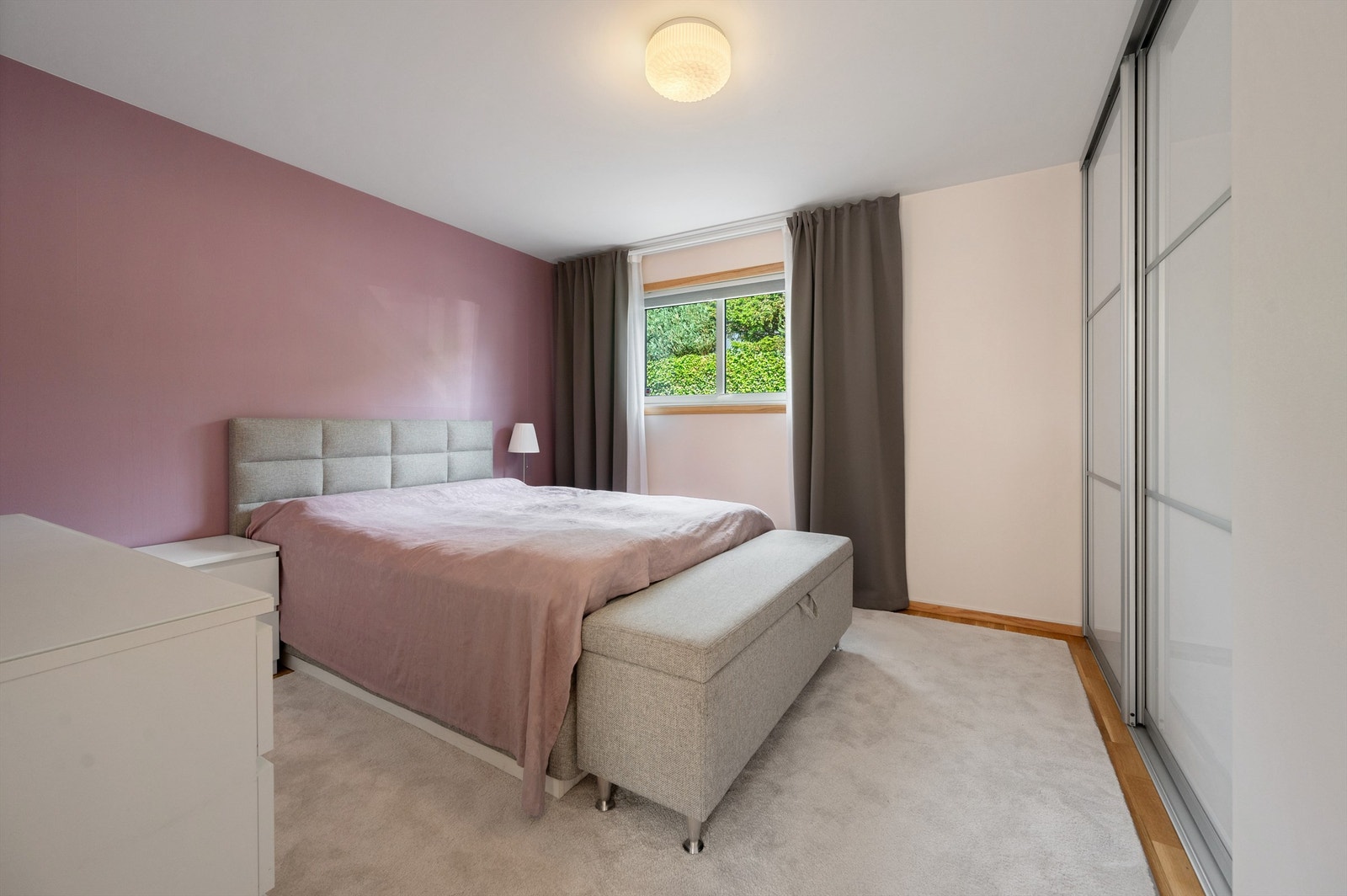 Soverom I har god plass til stor seng og nattbord. Det er romslig skyvedørsgarderobe med god oppbevaringsplass. Malte vegger og parkett på gulv. Galleribilde