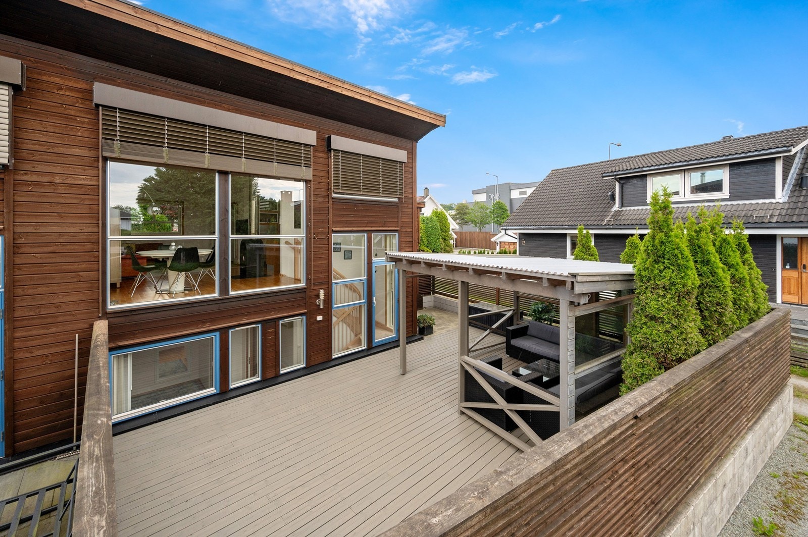 Sisikveien 16A, er et fint, gjennomgående og praktisk rekkehus, med fin og rolig beliggenhet i etablert boligområde på Sandal/Tjensvoll, solrikt uteområdet, parkering i carport. Galleribilde