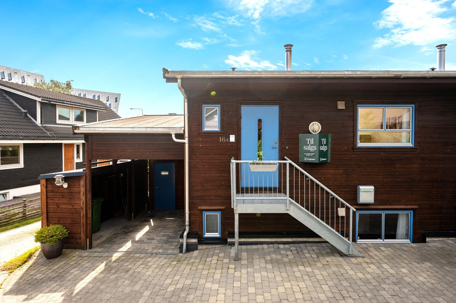 Parkering i carport samt plass til ekstra bil. Her kan du flytte rett inn. Galleribilde