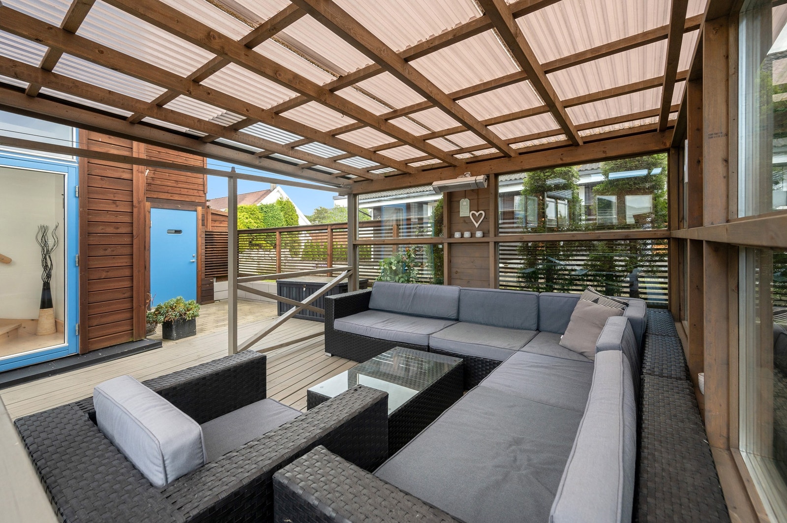 Hagestue hvor man kan trekke seg tilbake når det blir for varmt på terrassen. Galleribilde