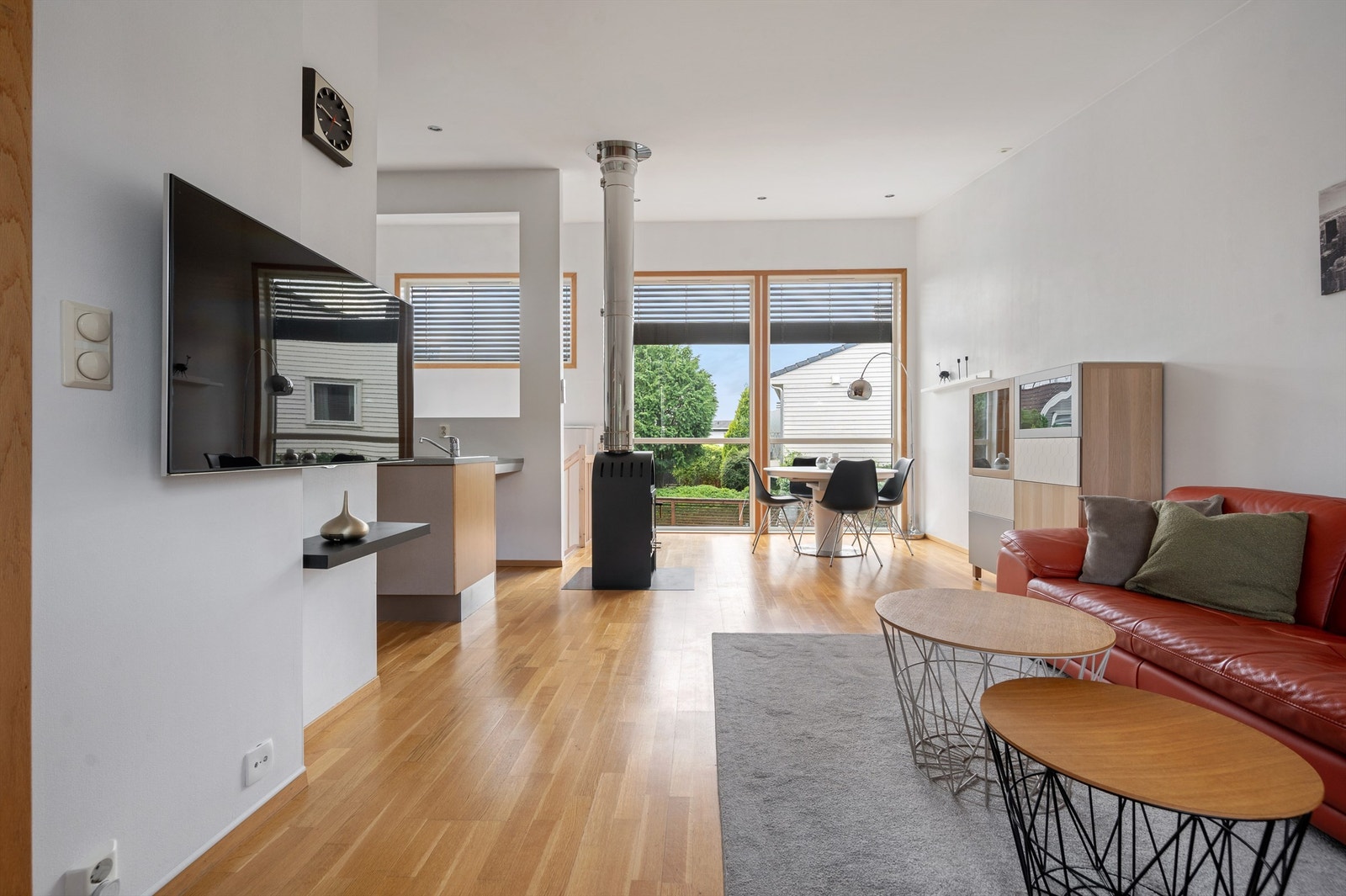 Boligen sto ferdig i 2002, går over 2 plan, har en god planløsning og en moderne og fin standard. Det er meget god takhøyde i hele 1. etg, noe som gir en ekstra god romfølelse. Galleribilde