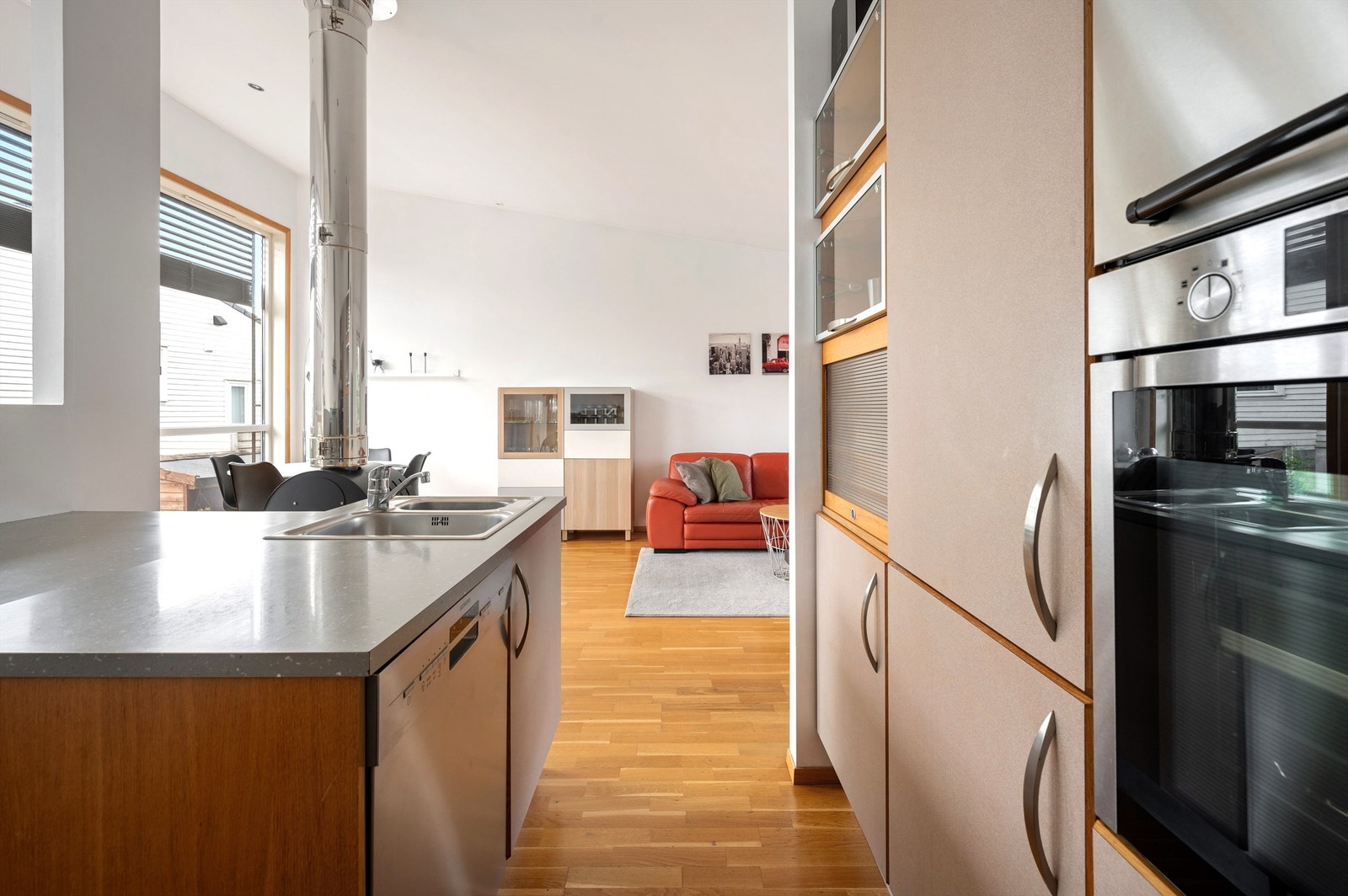 Åpen og løsning kjøkken mot stue. Galleribilde