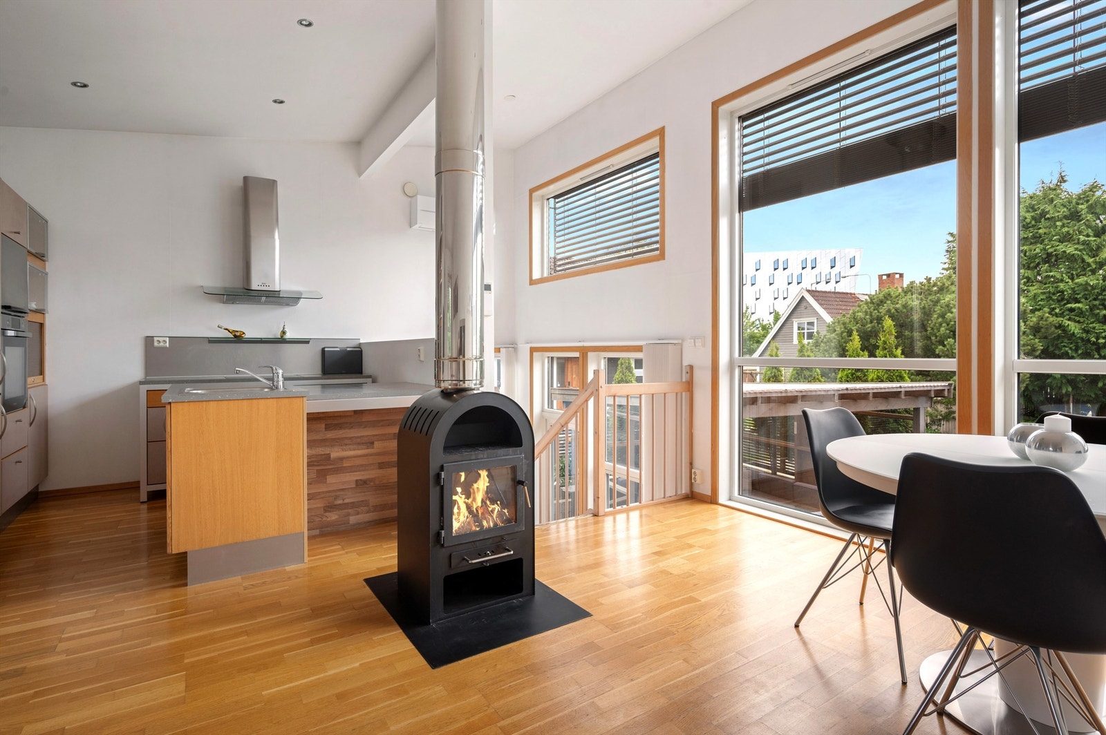 Luft til luft varmepumpe i stuen over trapp som er fra 2024 samt vedovn. Galleribilde