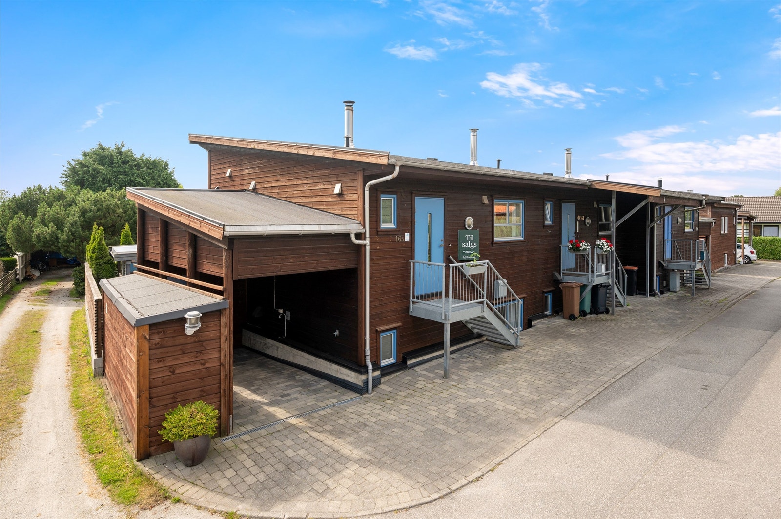 Fin og rolig beliggenhet i etablert boligområde på Sandal/Tjensvoll, like ved DNB Arena og Store Stokkavann. Galleribilde