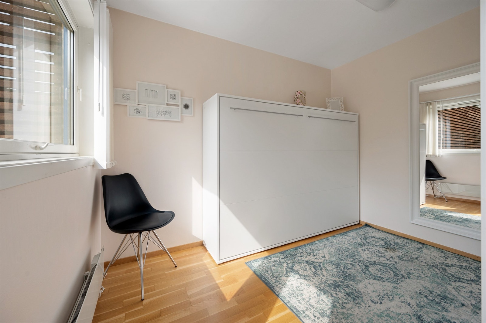 En smart og praktisk løsning på er rom som kan passe både som gjeste rom og hjemmekontor. Galleribilde