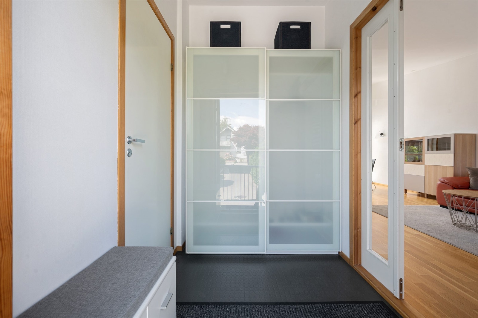 Boligen går over 2 plan og det er gang, gjestewc, stor stue og kjøkken i 1.etg og 2 sov, gang, vaskerom og bad i u.etg Galleribilde