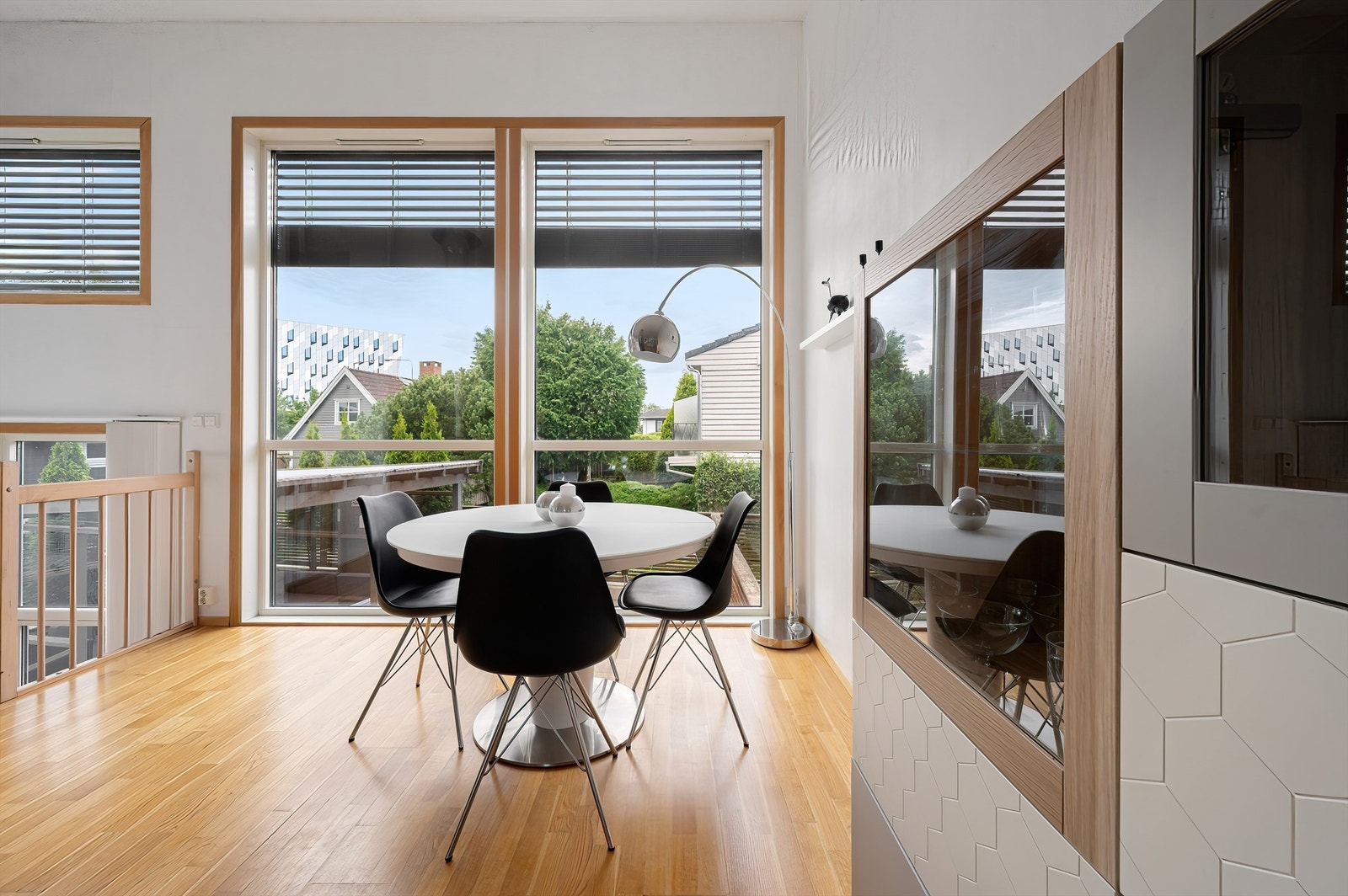 Utvendig solskjerming på stort vindu i stue. Galleribilde